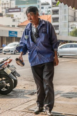 Ho Chi Minh City 'de mavi üniformalı yaşlı adamın yakın çekimi.,