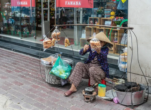 Street vendor sells dried fast food in Ho Chi Minh City, Vietnam — Stock Photo, Image