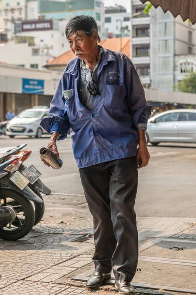 Κοντινό πλάνο του ηλικιωμένου άνδρα με μπλε γιλέκο στολή στο Ho Chi Minh City, — Φωτογραφία Αρχείου