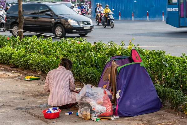 Mujer sin hogar acampando en la calle en Ho Chi Minh City, Vietnam . — Foto de Stock