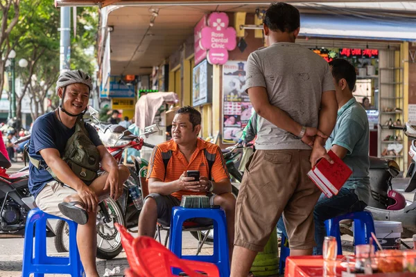 Hombres conversando y tomando una copa en Ho Chi Minh City, Vietn — Foto de Stock