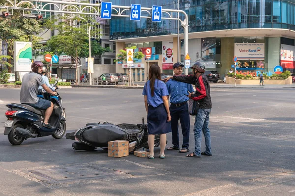 Accident happened. Bus crashes scooter. Explain to police, in Ho — Stock Photo, Image