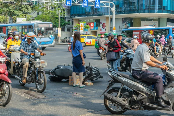Er is een ongeluk gebeurd. Bus crasht scooter in Ho Chi Minh City, Viet — Stockfoto