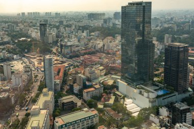 Kırmızı çatılı düşük Ben Tanh pazarı yüksek binalar arasında, Ho Chi Mi