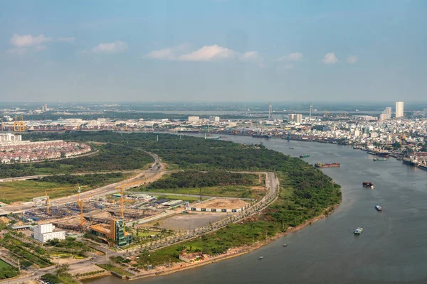 Při pohledu po proudu řeky Song Sai Gon pod modrou oblohou, Ho Chi — Stock fotografie