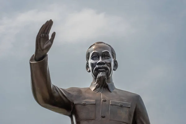 Närbild av byst av Ho Chi Minh i staden uppkallad efter honom., Vie — Stockfoto