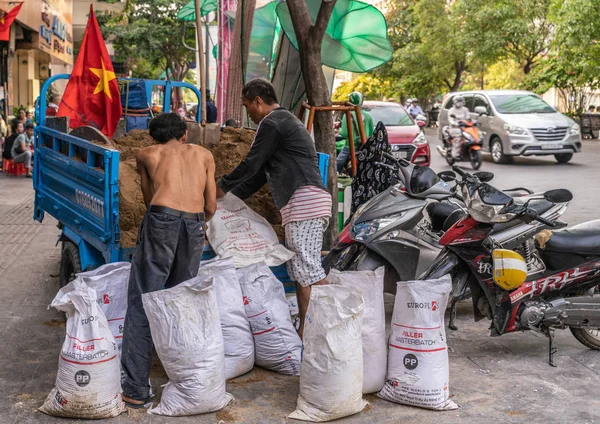 Men fill bags with sand off truck, Ho Chi Minh City, Vietnam. — Stock Photo, Image