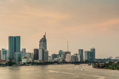 Akşam gökyüzü Song Sai Gon Nehri kıyısında, Ho Chi Minh Şehri,