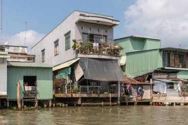 Cai Be, Mekong Delta, Vietnam 'da yarı kanalda yaşıyor..