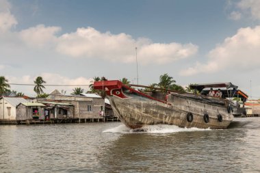 Gri ahşap mavna Cai Be, Mekong Delta, V 'de Kinh 28 kanalında yelken açıyor.