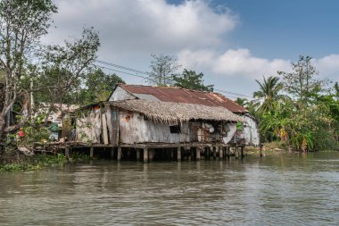 Cai Be, Mekong Delta, V 'deki Kinh 28 Kanalı' ndaki kulübe gibi.