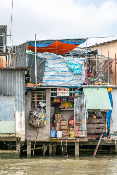 Pequeña tienda al por menor a lo largo del canal Kinh 28 en Cai Be, Mekong Delta , —  Fotos de Stock