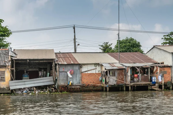 메콩삼각주에 있는 키나 28 운하를 따라 침수된 집들, — 스톡 사진