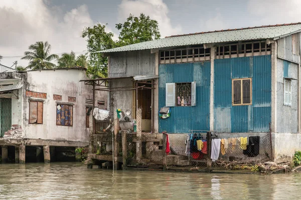 Prádelna v robustním domě podél kanálu Kinh 28 v Cai Be, Mekong De — Stock fotografie