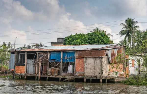 Dlouho zchátralé obydlí podél kanálu Kinh 28 v Cai Be, Mekong — Stock fotografie