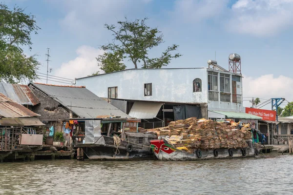 메콩강 에 있는 키나 28 운하를 따라 재활용 된 카톤 을 실은 바지선 — 스톡 사진