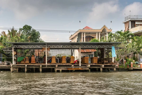 Sälja träkistor längs Kinh 28 kanal i Cai Be, Mekong Del — Stockfoto