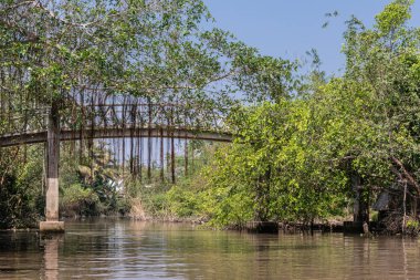 Yaya köprüsü, Kinh 28 Kanalı 'ndaki Hoa Hop yan hendeği üzerinde.