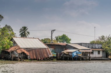Cai Be, Meko 'da Kinh 28 kanalı boyunca harap olmuş evler.