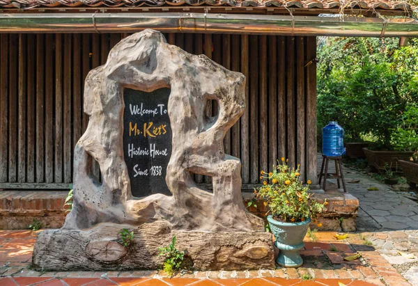 Suspiro de entrada a la casa histórica Mr. Kiet en Cai Be, Delta del Mekong — Foto de Stock