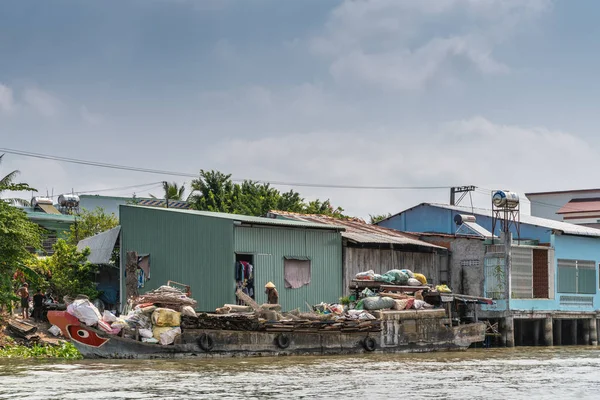 Loď jako skladiště harampádí podél kanálu Kinh 28 v Cai Be, Mekong Delt — Stock fotografie