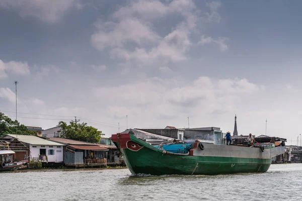 Green Barge sails Kinh 28 canal in Cai Be, Mekong Delta, Vietnam — Stock Photo, Image