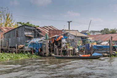 Cai Be, Mekong Del 'deki Kinh 28 Kanalı boyunca kaotik bir ev.