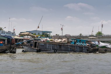Cai Be 'deki Kinh 28 Kanalı' nda yüzen pazarın mavnası kapanıyor., 