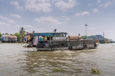 Cai Be, Mekong Delta, V Kinh 28 kanalında aile mavnası ticareti.