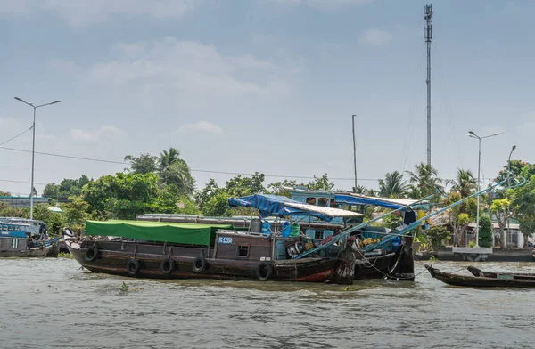 2 Schepen deel van drijvende markt op Kinh 28 kanaal in Cai Be, Mek — Stockfoto