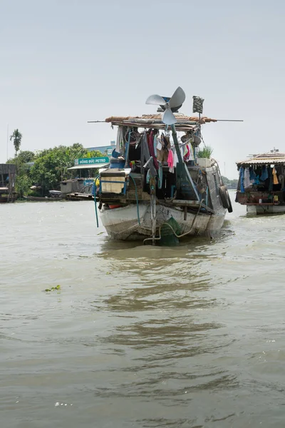 Chaos am Heck eines Lastkahns auf dem Kanal Kinh 28 in cai be, Mekong-Delta — Stockfoto