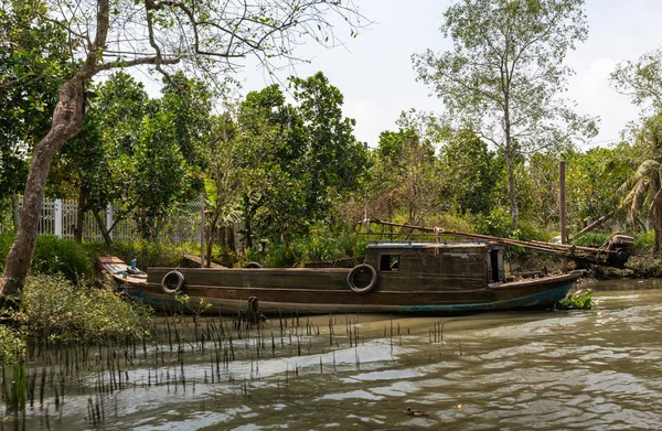Hnědá motorová šalupa na břehu řeky Mekong v Tan Phongu, — Stock fotografie
