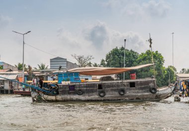 Cai Be, Mekong Delta, Viet 'teki yüzen toptancı pazarında mavna.