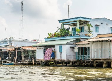 Cai Be, Mekong Delt 'te Kinh 28 kanalı boyunca ot bahçesi olan bir ev.