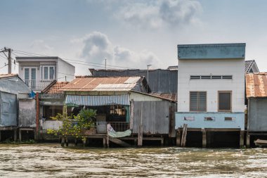 Cai Be, Mekong Delta 'daki Kinh 28 kanalı boyunca basit evler.