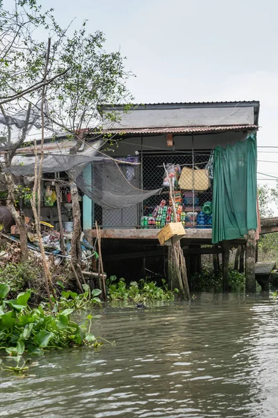 Maloobchod postavený přes kanál na Tan Phong, Mekong Delta, Vietna — Stock fotografie