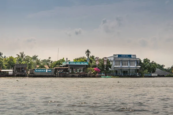 Benzinestation en grondstoffenbedrijf in Cai Be, Mekong Delta, — Stockfoto