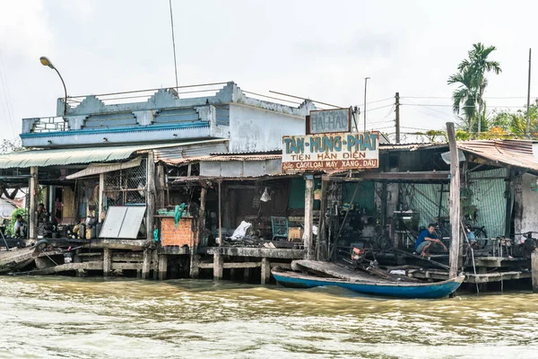2 machine repair shops along Kinh 28 canal in Cai Be, Mekong Del — Stock Photo, Image
