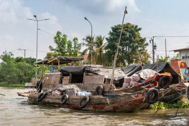Cai Be 'deki Kinh 28 Kanalı boyunca kaotik şeylerle dolu eski mavnalar, Mek.
