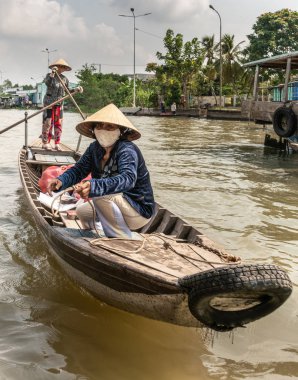 Cai Be, Mekong Delta, Vi 'de Kinh 28 kanalı boyunca iki kadın.