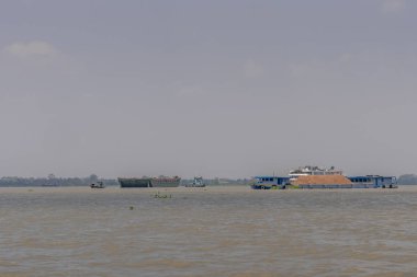 Geniş Mekong Nehri 'nde mavnalar, Tan Phong, Vietnam.