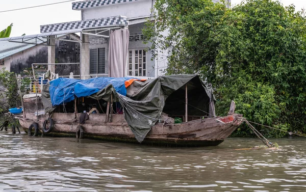 Krycí plachta podél kanálu Kinh 28 v Cai Be, Mekong Delta, V — Stock fotografie