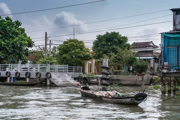 Sloop με καρπούζια κατά μήκος Kinh 28 κανάλι στο Cai Be, Mekong De — Φωτογραφία Αρχείου
