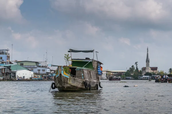 Barcaza con árbol en el mercado al por mayor flotante en Kinh 28 canal en — Foto de Stock