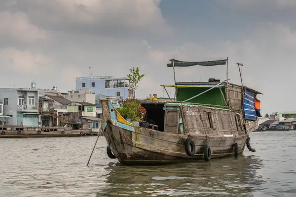 Barge with tree at Floating wholesale market on Kinh 28 canal in — Stock Photo, Image