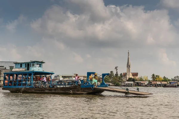 Färja på Kinh 28 kanalen i Cai Be, Mekong Delta, Vietnam. — Stockfoto