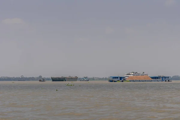 Pråmar på breda Mekong River, Tan Phong, Vietnam. — Stockfoto