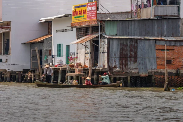 Returning from floating wholesale market on Kinh 28 canal in Cai — Stock Photo, Image
