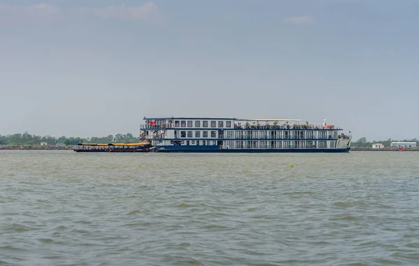 River Cruise hotel w pobliżu Cai Be na rzece Mekong, Wietnam. — Zdjęcie stockowe