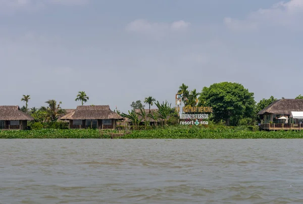 Mekong Riverside Resort welkomstbord langs de Mekong rivier, Cai Be, — Stockfoto